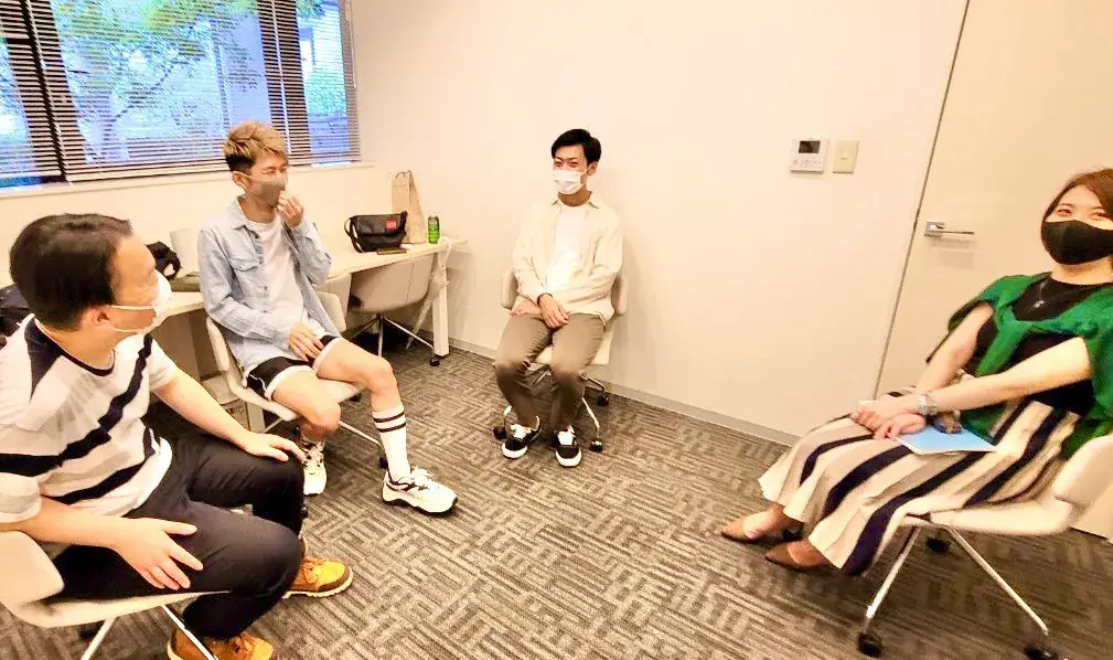 輪になって話すグループレッスンの様子