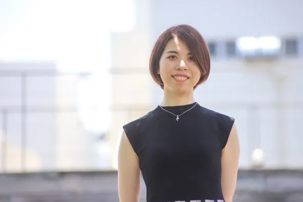 笑顔で立つ川端アスミさん