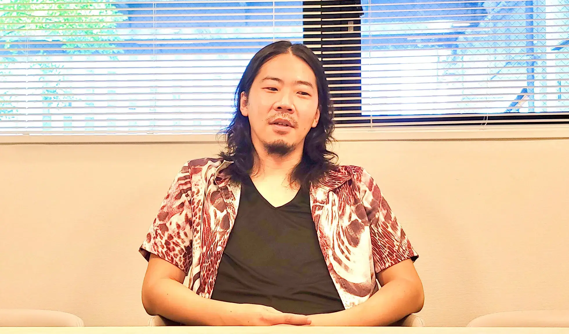 インタビューに答える藤橋悠さん