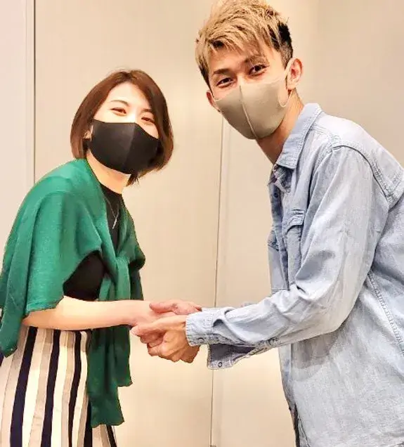 握手をする参加者