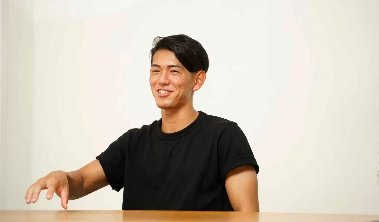インタビューに答える岡田一夏さん