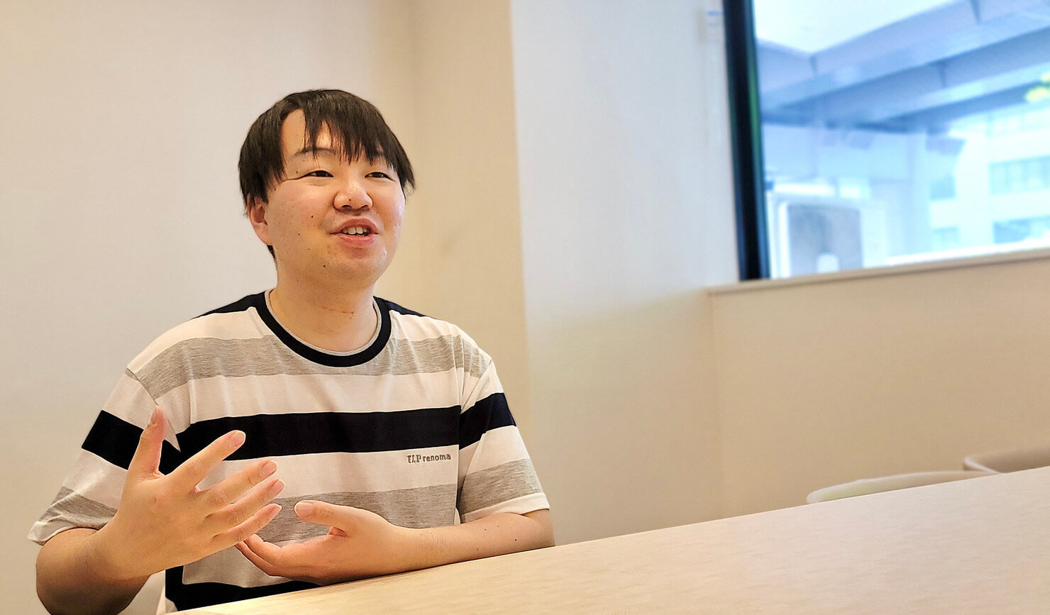 インタビューに答える栗谷川洸也さん