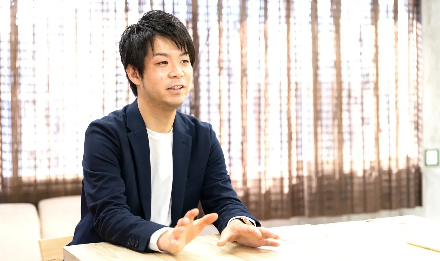 インタビューに答える山崎将吾さん