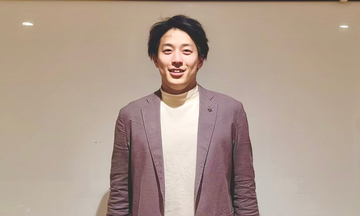 笑顔で立つ黒澤朝海さん