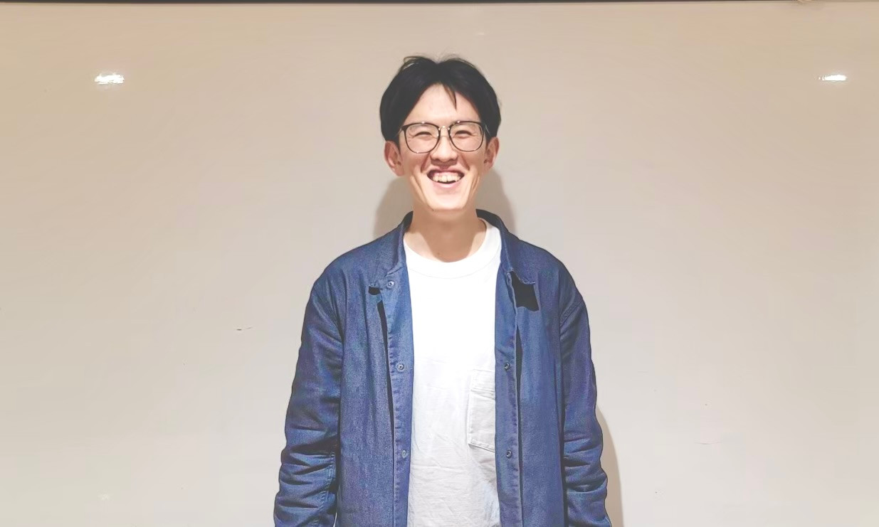 笑顔で立つ丹呉亮輔さん