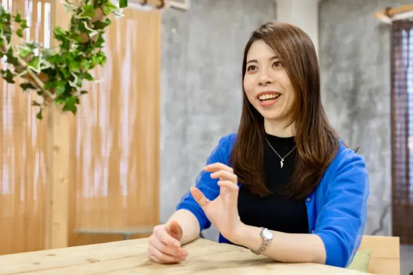 インタビューに答える川端アスミさん