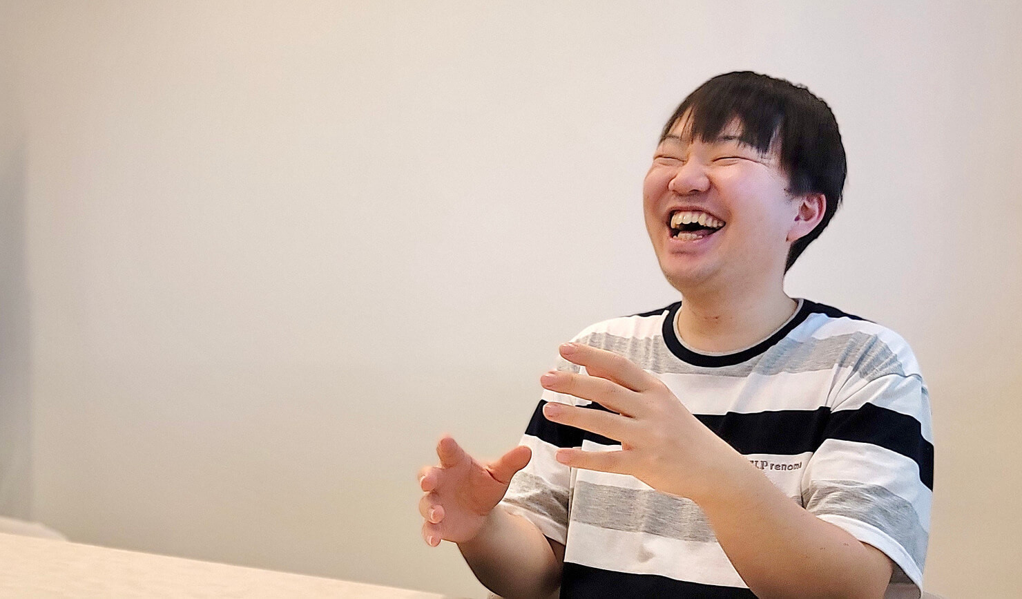 インタビューに答える栗谷川洸也さん