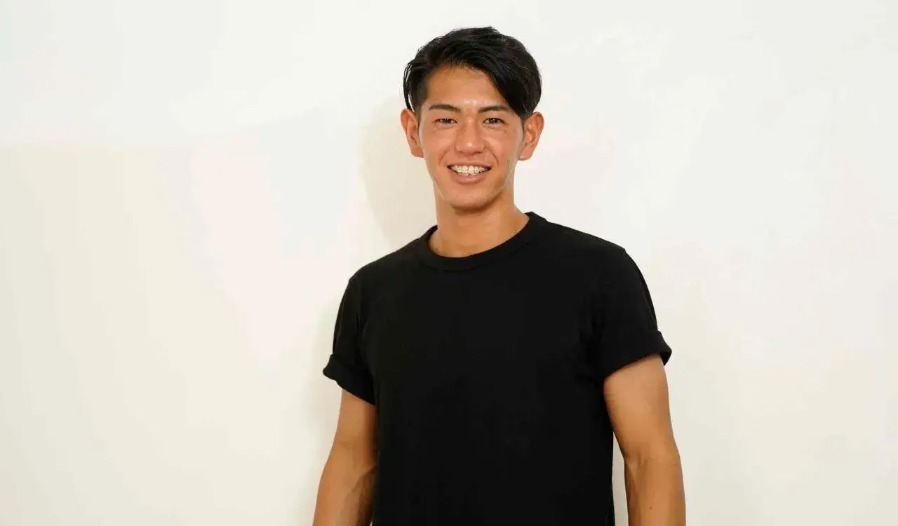 笑顔で立つ岡田一夏さん