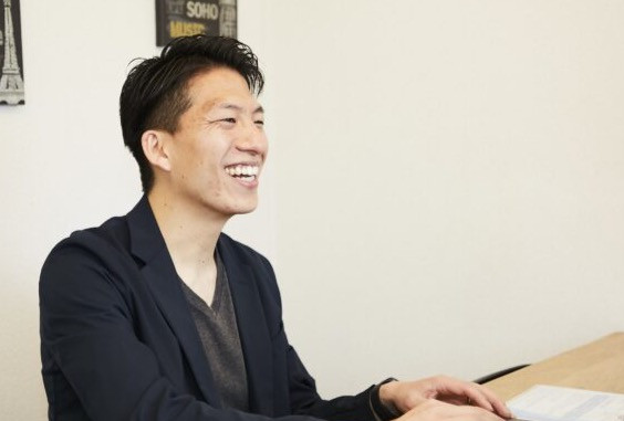 パソコンに向かう秋山典男さん