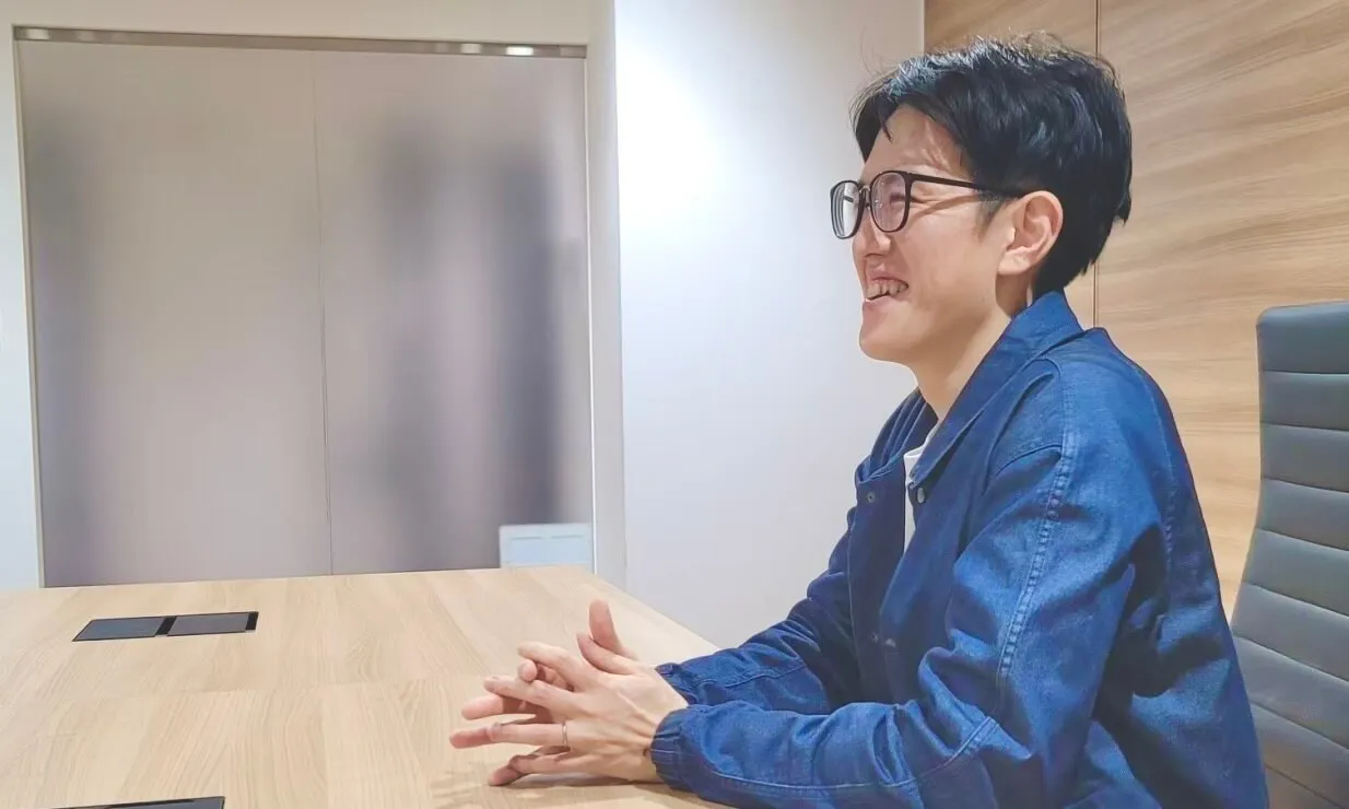 インタビューに答える丹呉亮輔さん