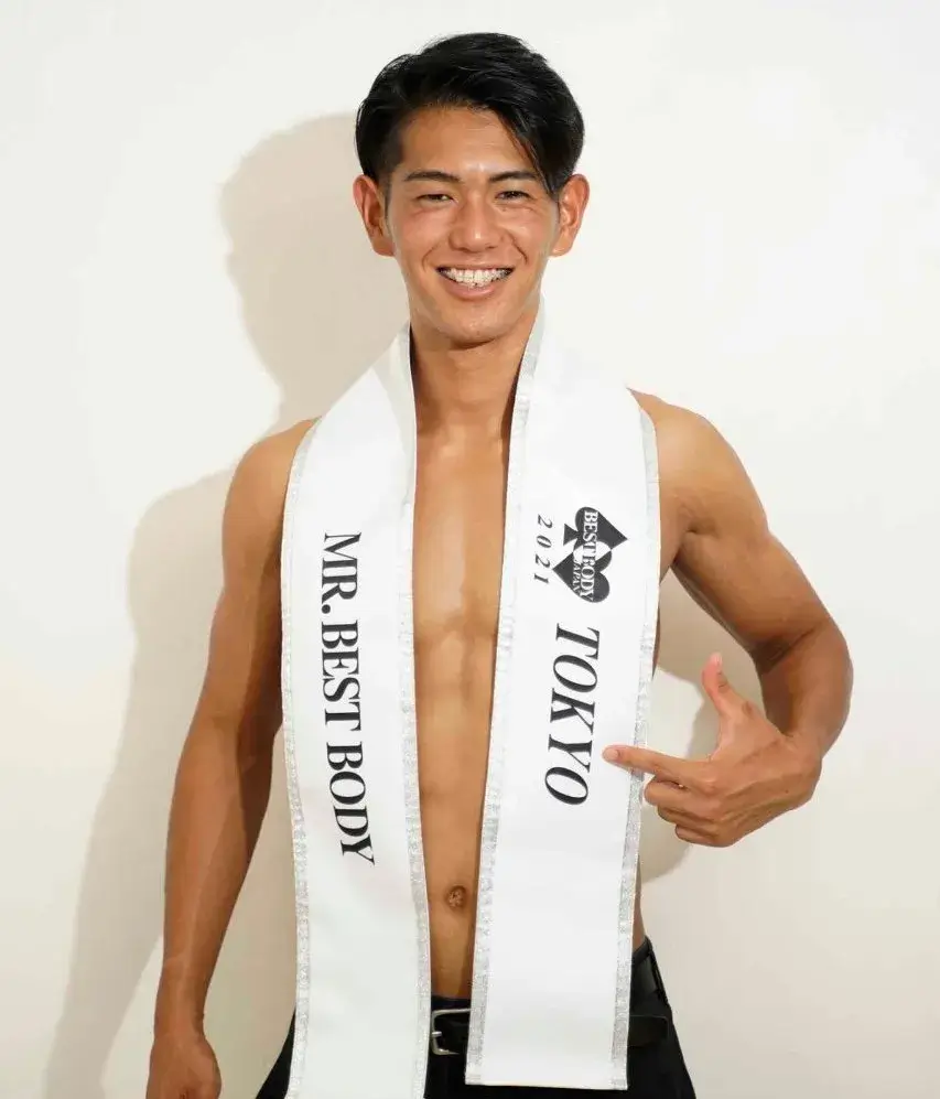 ベストボディ・ジャパン東京大会のたすきをかけた岡田一夏さん