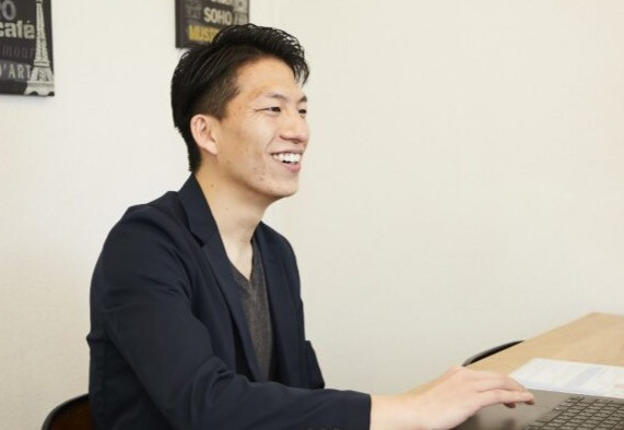 パソコンに向かう秋山典男さん