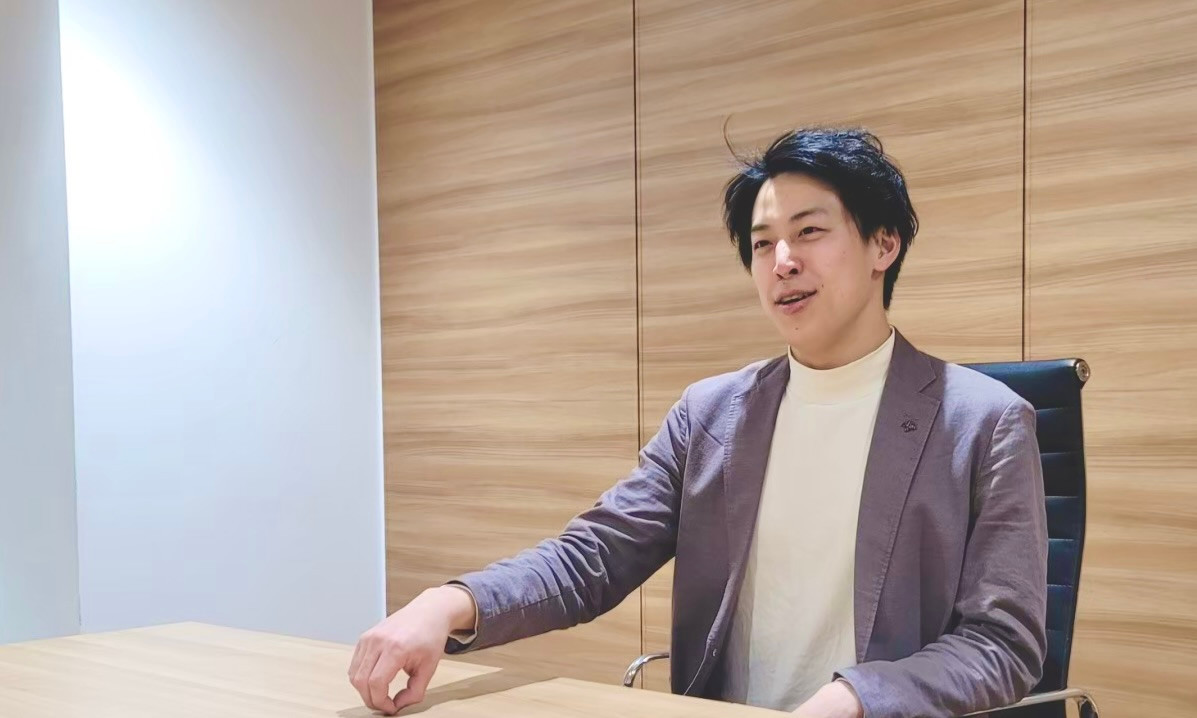 インタビューに答える黒澤朝海さん