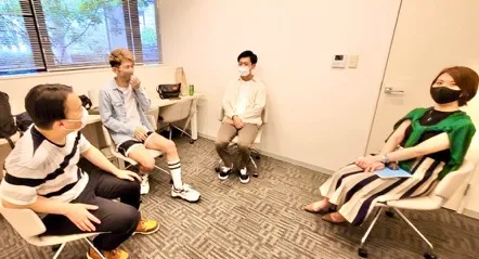 輪になって話すグループレッスンの様子
