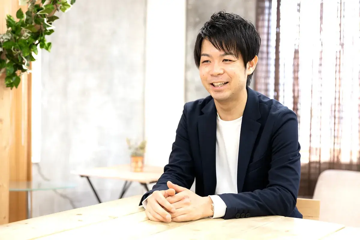 インタビューに答える山崎将吾さん