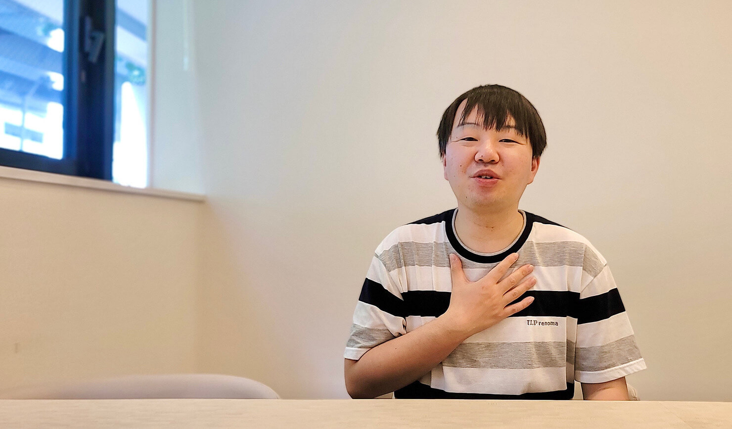 インタビューに答える栗谷川洸也さん